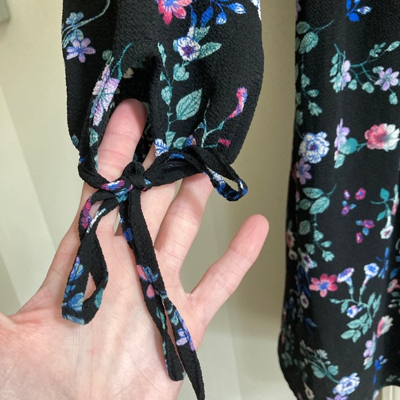 Francesca’s Surplice Black Floral Dress Large - Picture 6 of 9